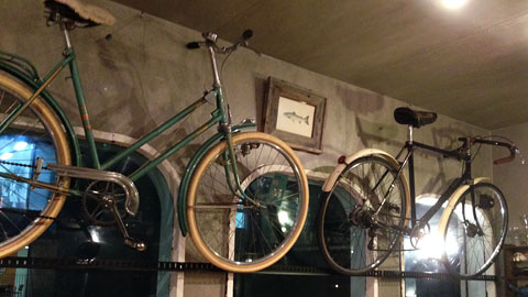 自転車が飾ってある店内