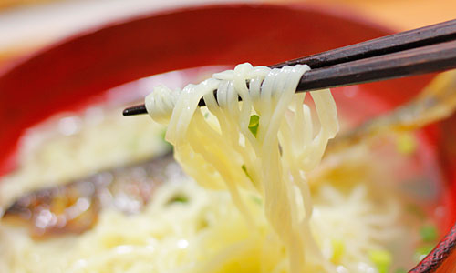 鮎ラーメンを食べる