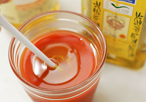 トマトジュースにオリーブオイルと酢を入れる