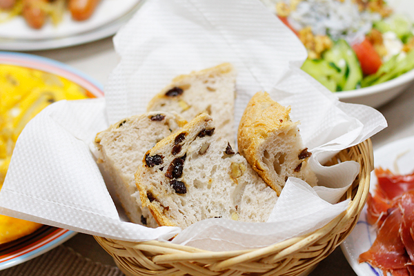 ホームベーカリーで作ったパンのある食卓