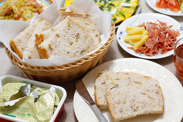 ホームベーカリーのある食卓