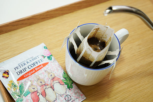 ピーターラビットのコーヒー＆スイーツセットギフトのコーヒーをいれる