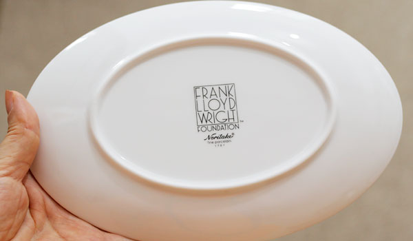 フランクロイドライトの皿の裏側
