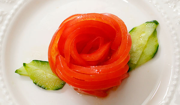 トマトの薄切りで作るバラ