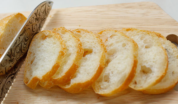 バゲットパンをミラクルカット包丁で切る