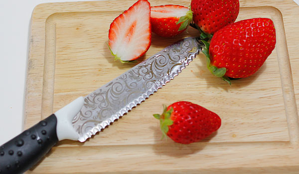 イチゴをペティナイフで切る