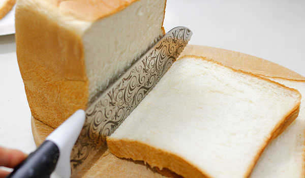 食パンをミラクルカット包丁で切る