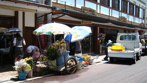 商店街の花売り