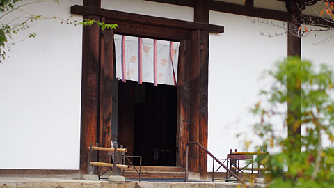 新薬師寺　本堂入り口