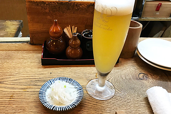 カウンターでビール