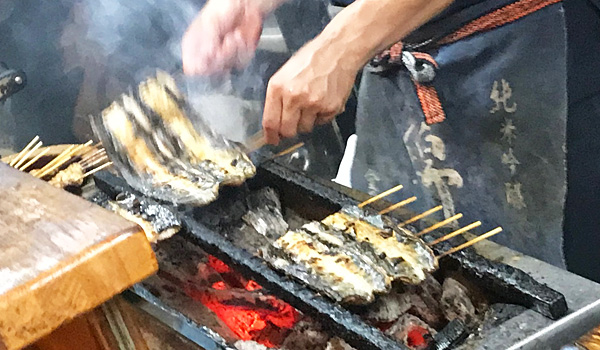 鰻の串を焼く